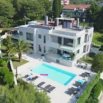 Villa Valsavia, Apartment Valsavia With Pool And Spa